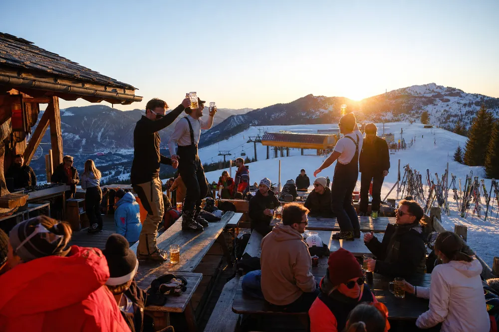 Afterski på terrassen i kveldssol